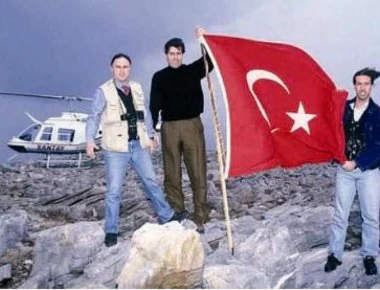 Σαν σήμερα το 1996: Άνδρες του ΠΝ κατεβάζουν την τουρκική σημαία που είχε υψωθεί στα Ίμια και υψώνουν την ελληνική
